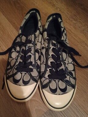 << Coach Lace-Up Sneakers in Black and Cream Signature Print Size 7